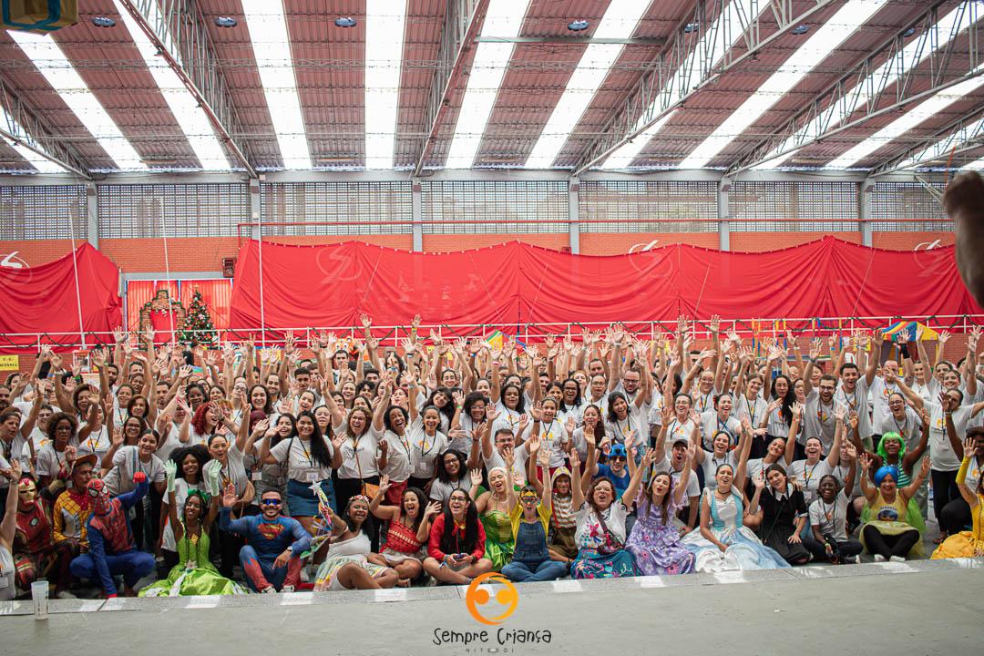 Festa de Natal do Sempre Criança, com Papai Noel e crianças